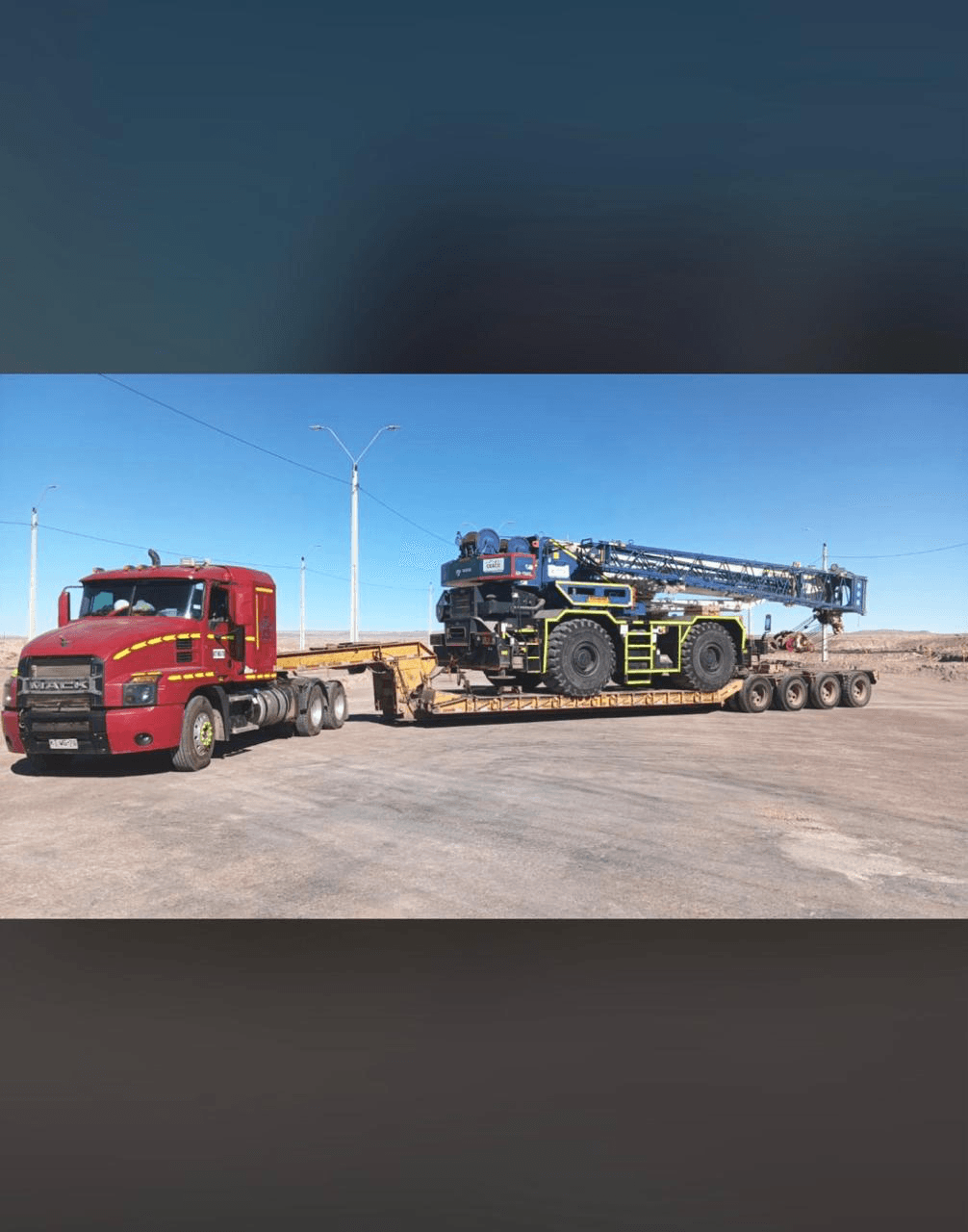 Camión Mack transportando grúa de alto tonelaje