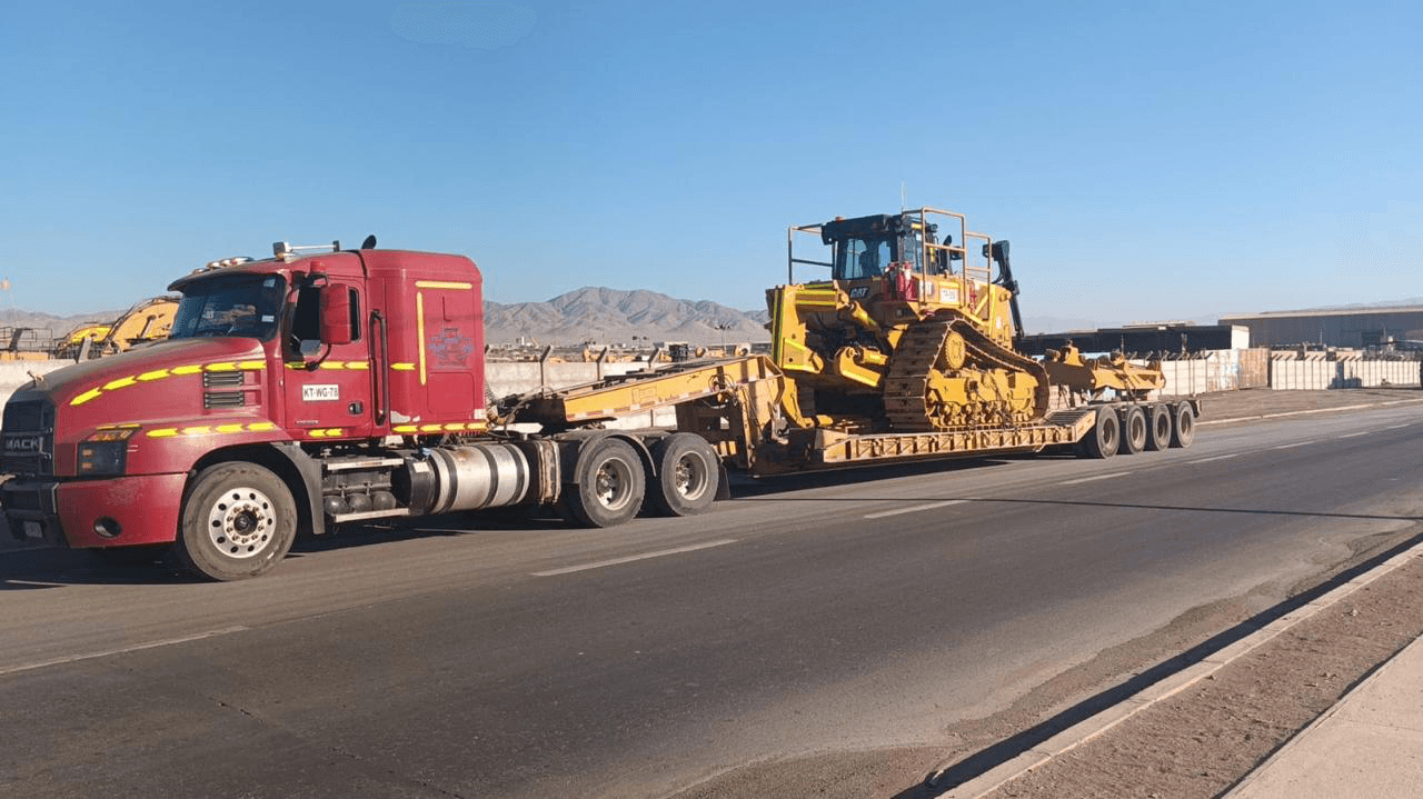 Camión Freightliner con rampla y carga